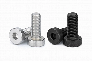 Винт с низкой головкой и внутренним шестигранником DIN 7984 кл.пр. 8.8